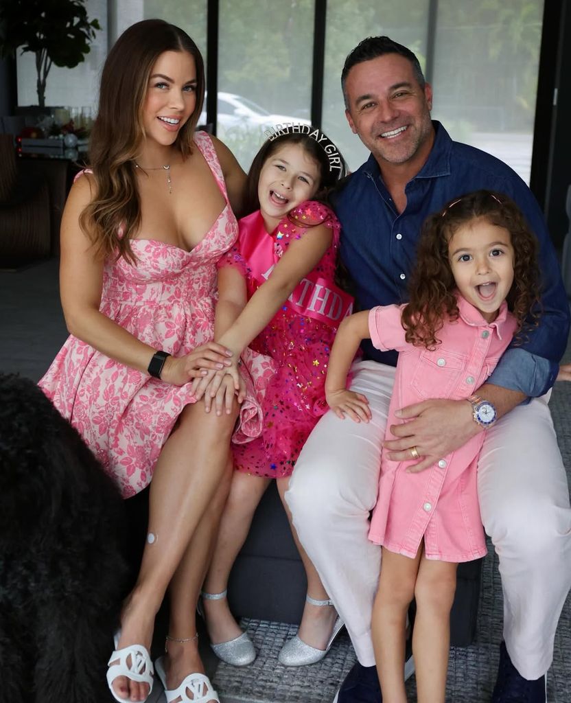 Ximena Duque junto a Jay Adkins y sus hijas Luna y Skye