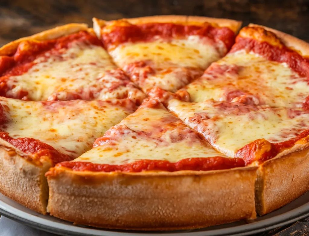 Pizza estilo tipo ‘deep dish’, típica de Chicago, con una masa muy gruesa. 