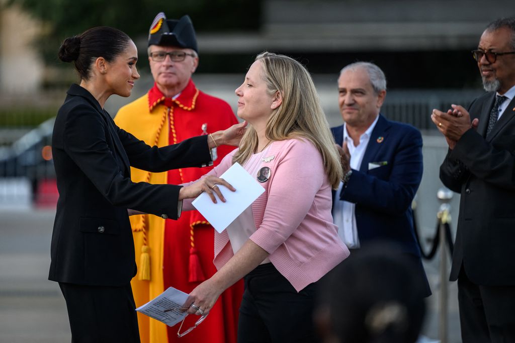 La duquesa de Sussex se abraza a una de las asistentes