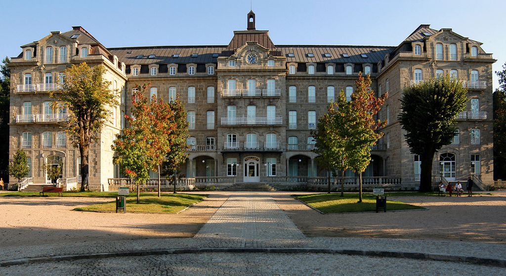 Fachada del Gran Hotel del Balneario de Mondariz, reconstruido tras el incendio sufrido en 1973, y símbolo de su época dorada.