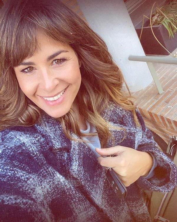 Nuria Roca con abrigo de cuadros