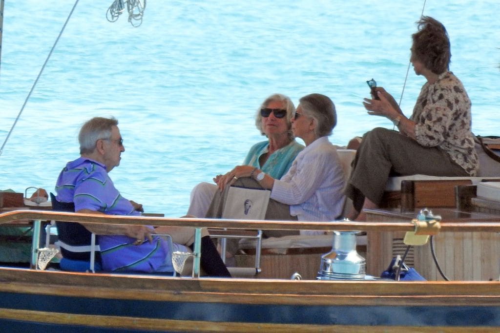 La reina Sofía en compañía de sus hermanos, el rey Constantino y la princesa Irene, y la princesa Tatiana, durante unas vacaciones en Grecia