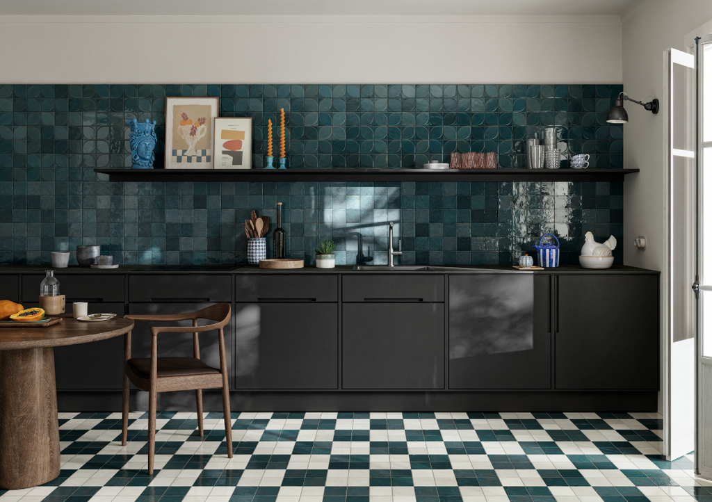 Cocina con salpicadero verde