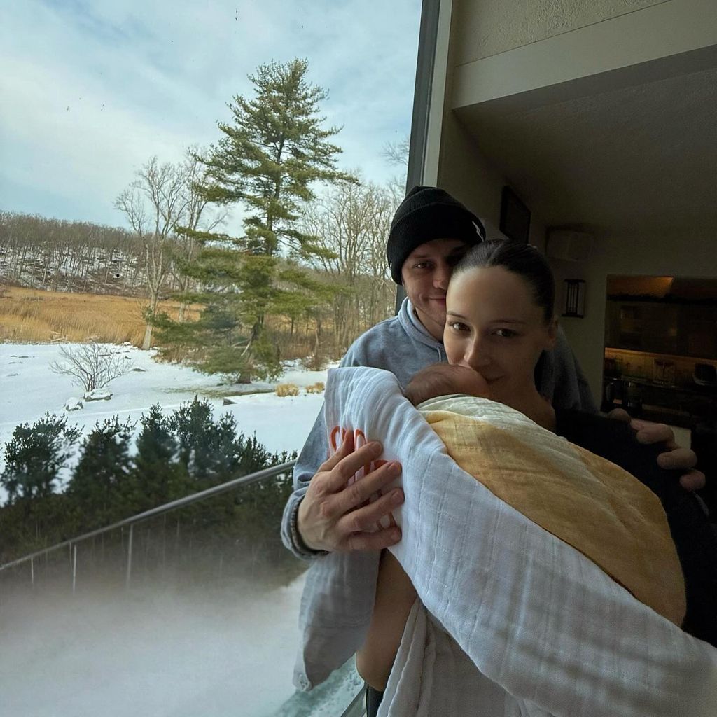 Pete Davidson y Elsie Hewitt han anunciado el nacimiento de su primer bebé.