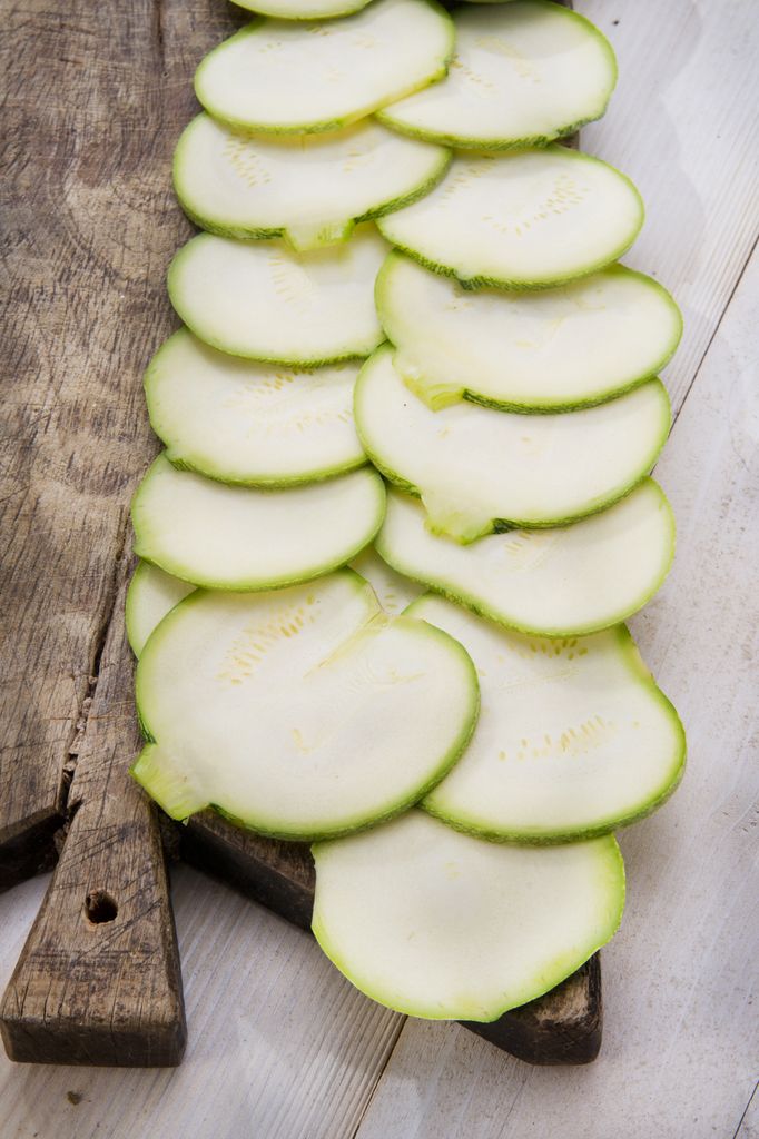 Rodajas finas de calabacín. Esta receta demuestra que el calabacín crudo puede ser una auténtica delicia.