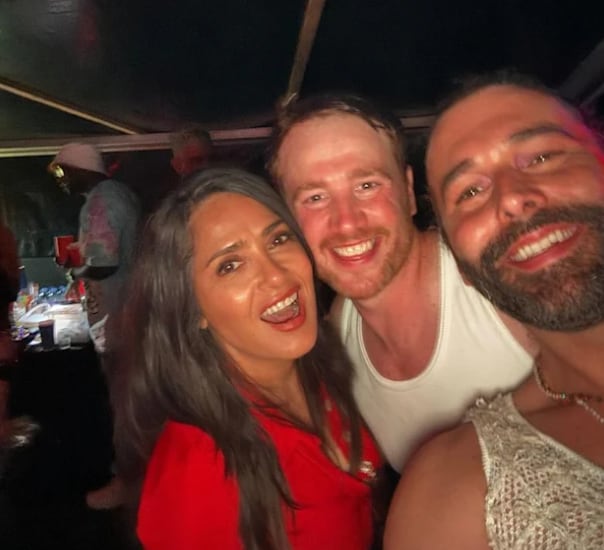 Salma Hayek y unos amigos en el concierto de Taylor Swift