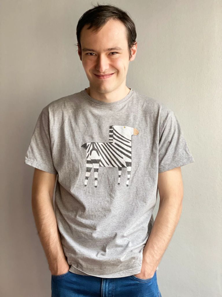 Jaime Martínez Alonso, con una camiseta de la marca Algo de Jaime en la que se ve la cebra dibujada por él