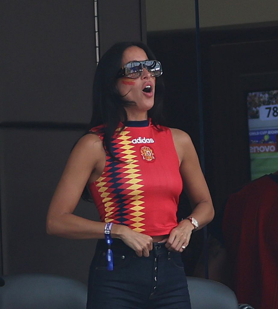Inés de Ramón con la camiseta de la Selección y la cara pintada con los colores de España