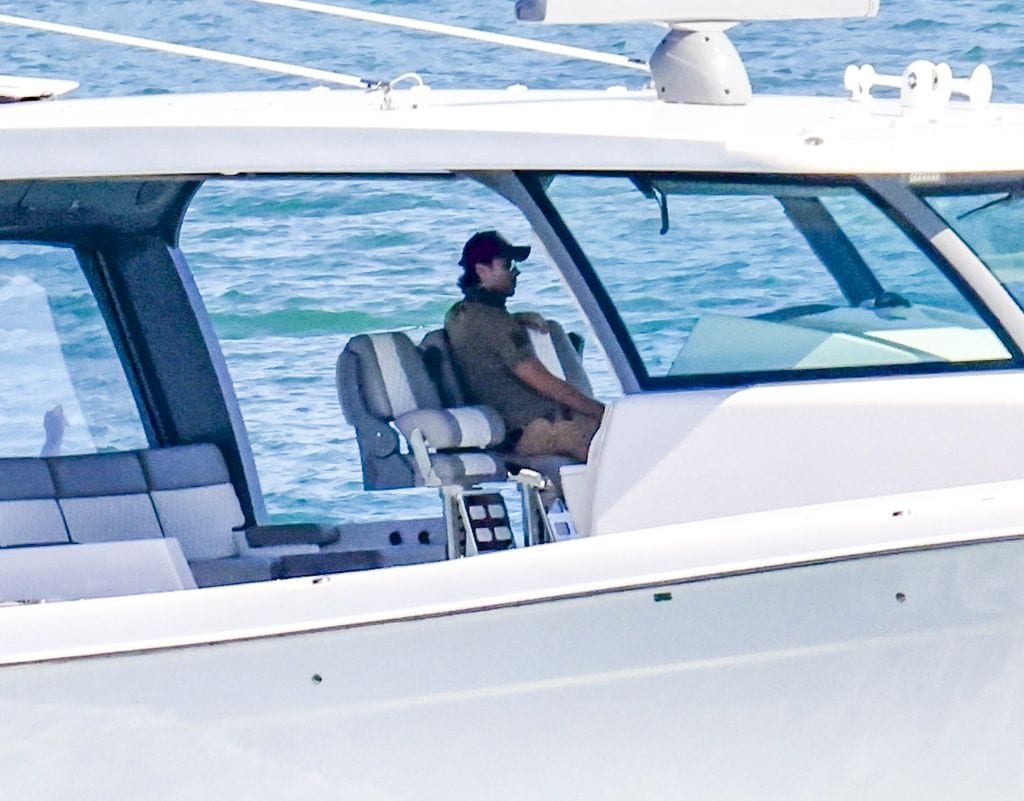 Enrique Iglesias llevó a pasear a sus hijos en bote por las costas de Miami.