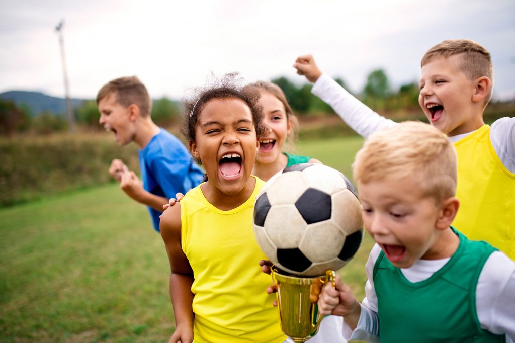 Niños después de jugar al fútbol