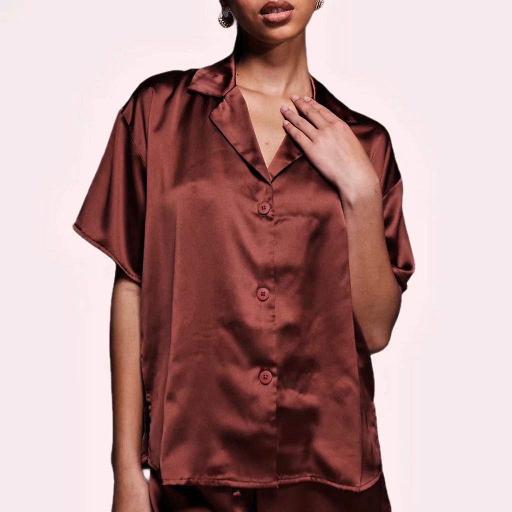 Camisa marrón satinada de Asos