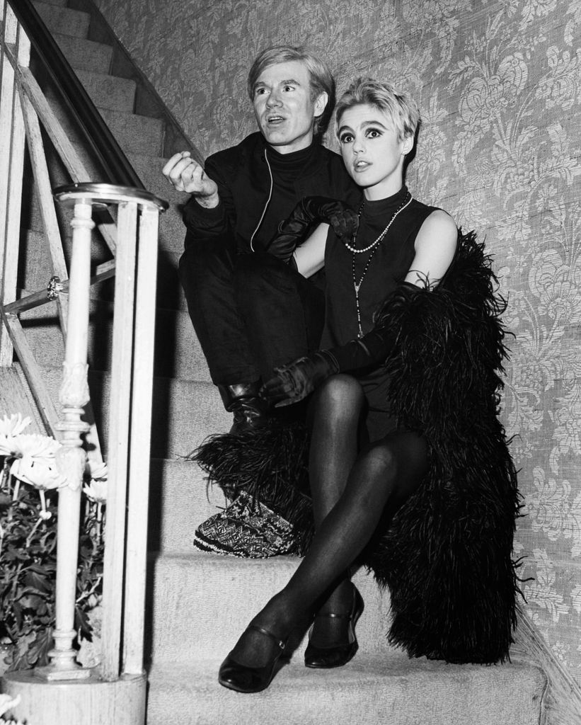 Edie Sedgwick con Andy Warhol. Fue su musa y formaron una 'no pareja' que conquistó Nueva York, pero Edie acabó arruinada,