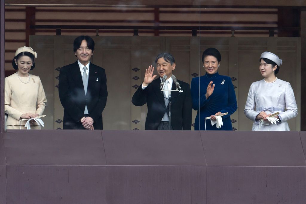 El emperador Naruhito, en el centro de la imagen, junto a su mujer y su hija, la emperatriz Masako, y la princesa Aiko. A su derecha está su hermano pequeño y actual heredero al trono imperial, Fumihito, el príncipe Akishino, unto a su mujer, la princesa Kiko