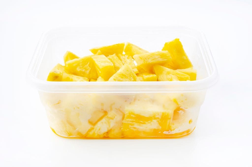 Tener fruta cortada en táper ayuda a que, en un momento de hambre, no optes por otras opciones menos sanas. 