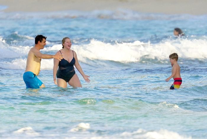 Amy Schumer, con su marido y su hijo en el Caribe
