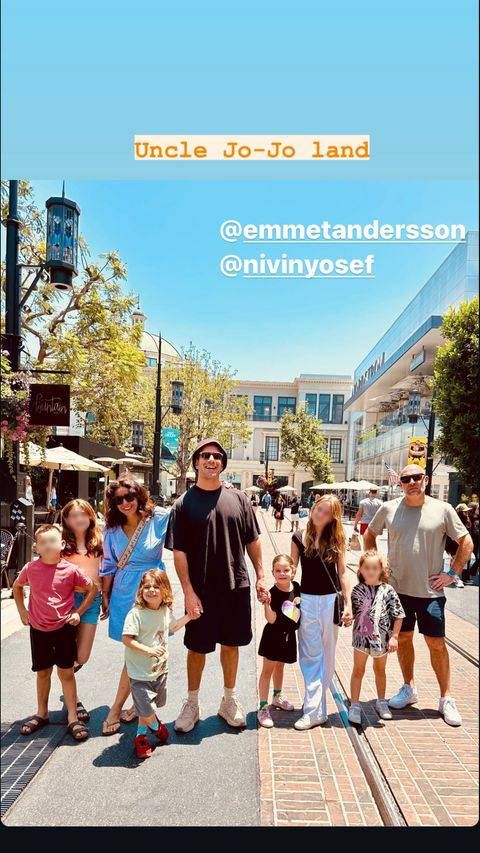 Jwan Yosef y sus pequeños disfrutaron un lindo paseo en familia.