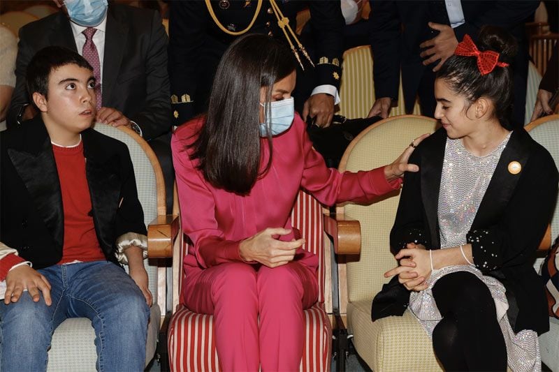 La reina Letizia en una función teatral de niños en el Hospital Niño Jesús