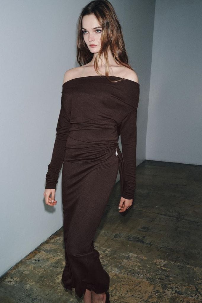 Vestido de invitada de invierno de Zara con escote bardot en marrón chocolate
