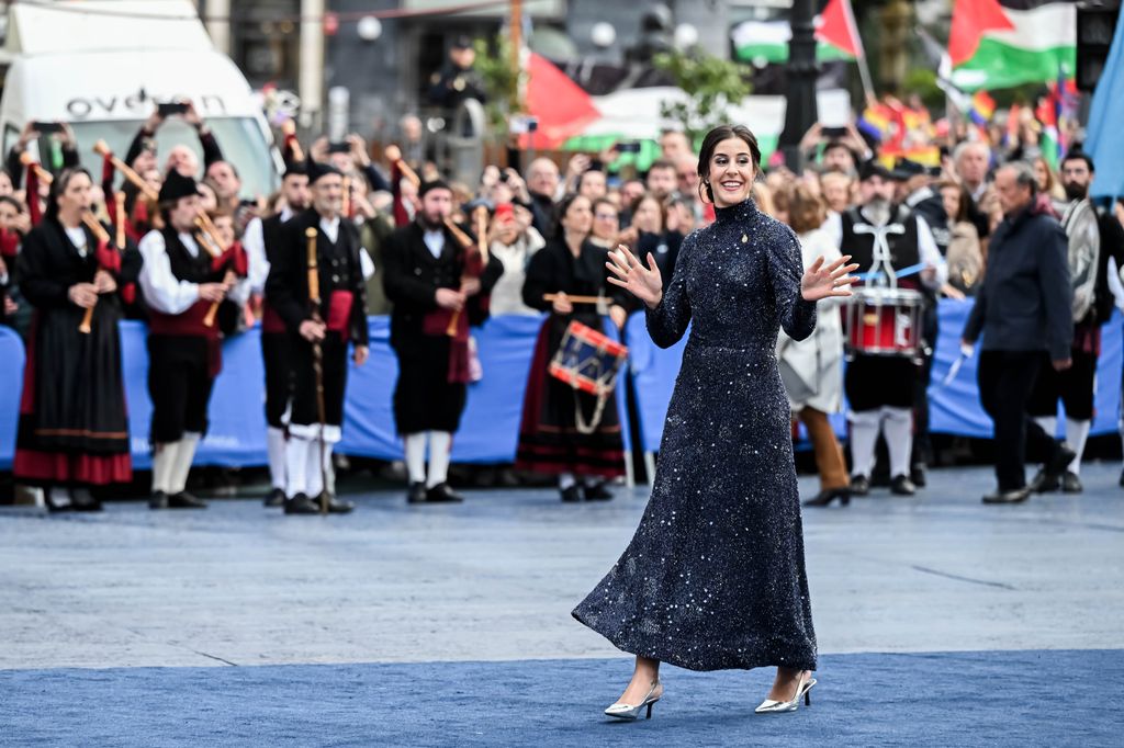 Carolina Marín saludando a su llegada a los Premios Princesa de Asturias 2024