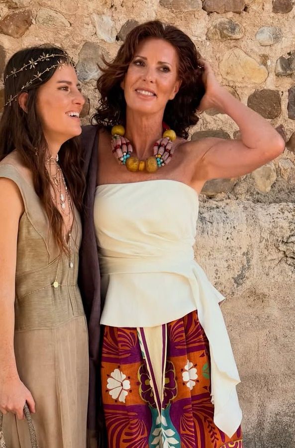 Verónica Mengod con look de invitada de boda de firma española.