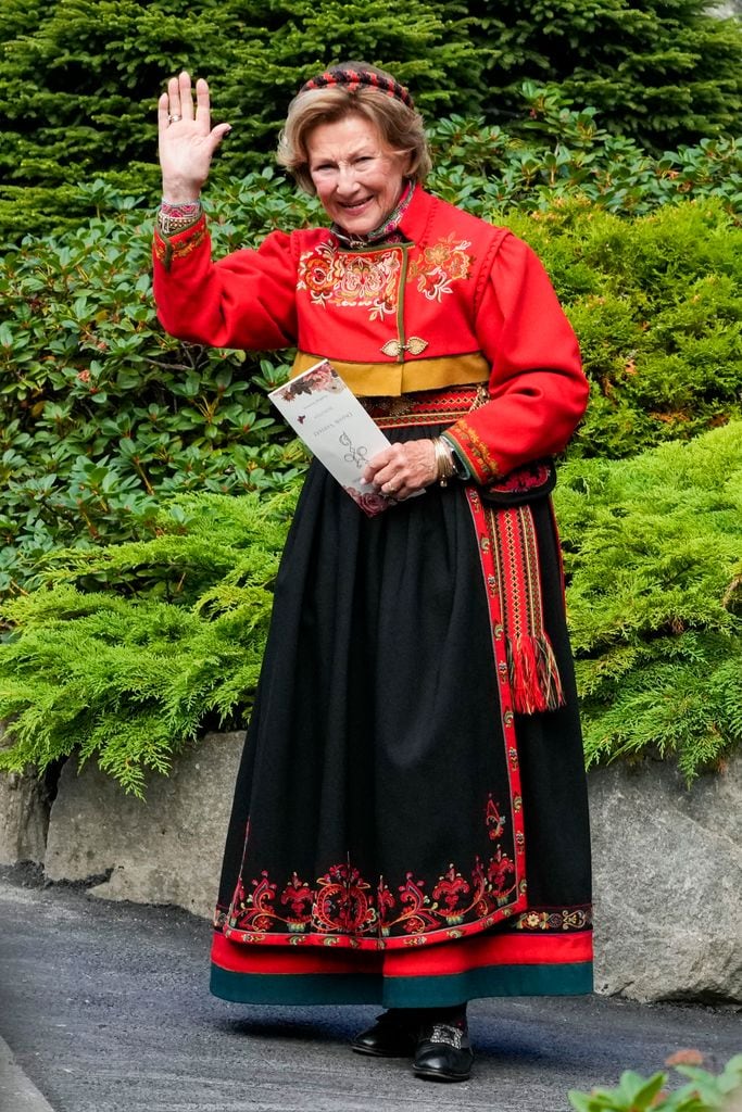 La reina Sonia de Noruega eligió el bunad, traje regional típico del país, para asistir a la boda de su hija, la princesa Marta Luisa, con Durek Verrett
