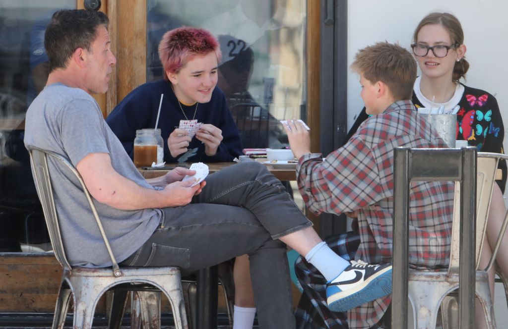 Ben Affleck junto a sus hijos Violet, Fin y Samuel en una salida familiar en mayo de 2024.