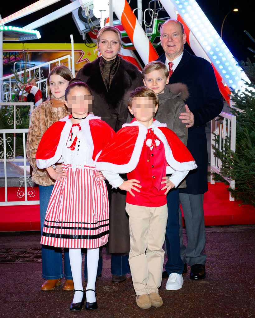 Alberto y Charlene de Mónaco y sus hijos posan con sus dos pequeños anfitriones