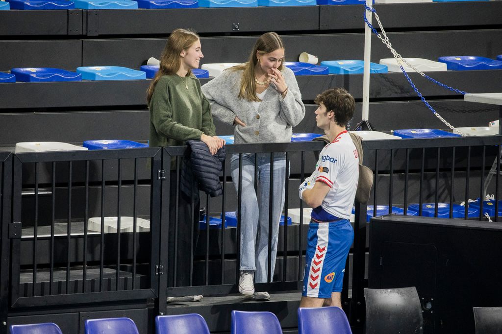 Irene Urdangarín y Johanna Zott hablando con Pablo Urdangarín en un partido
