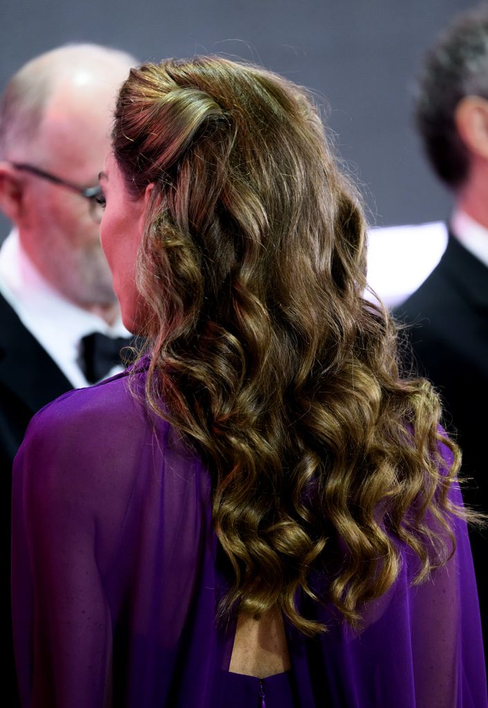 Kate Middleton en el estreno de Digger en Londres con semirrecogido ondulado