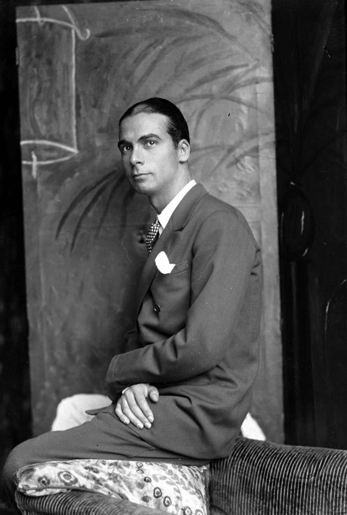 Cristóbal Balenciaga en su taller de París (1927)