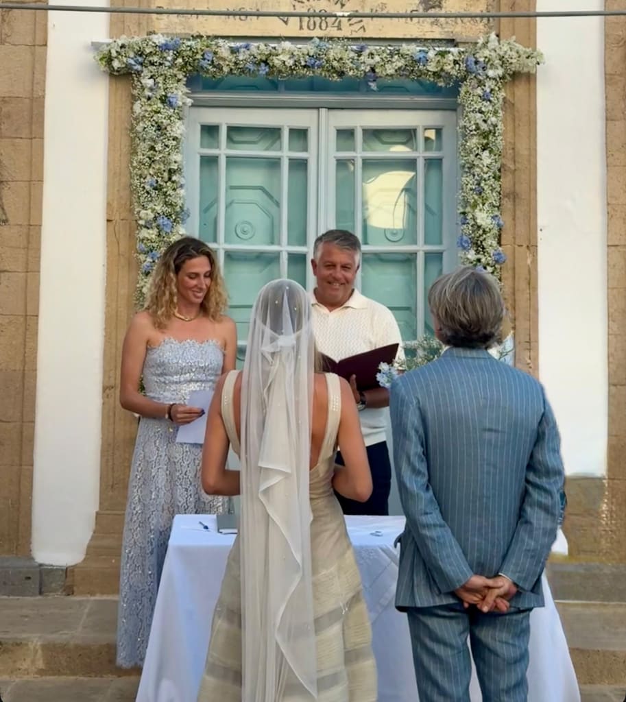 La testigo Margherita Puri Negri acompaña a los novios en el altar