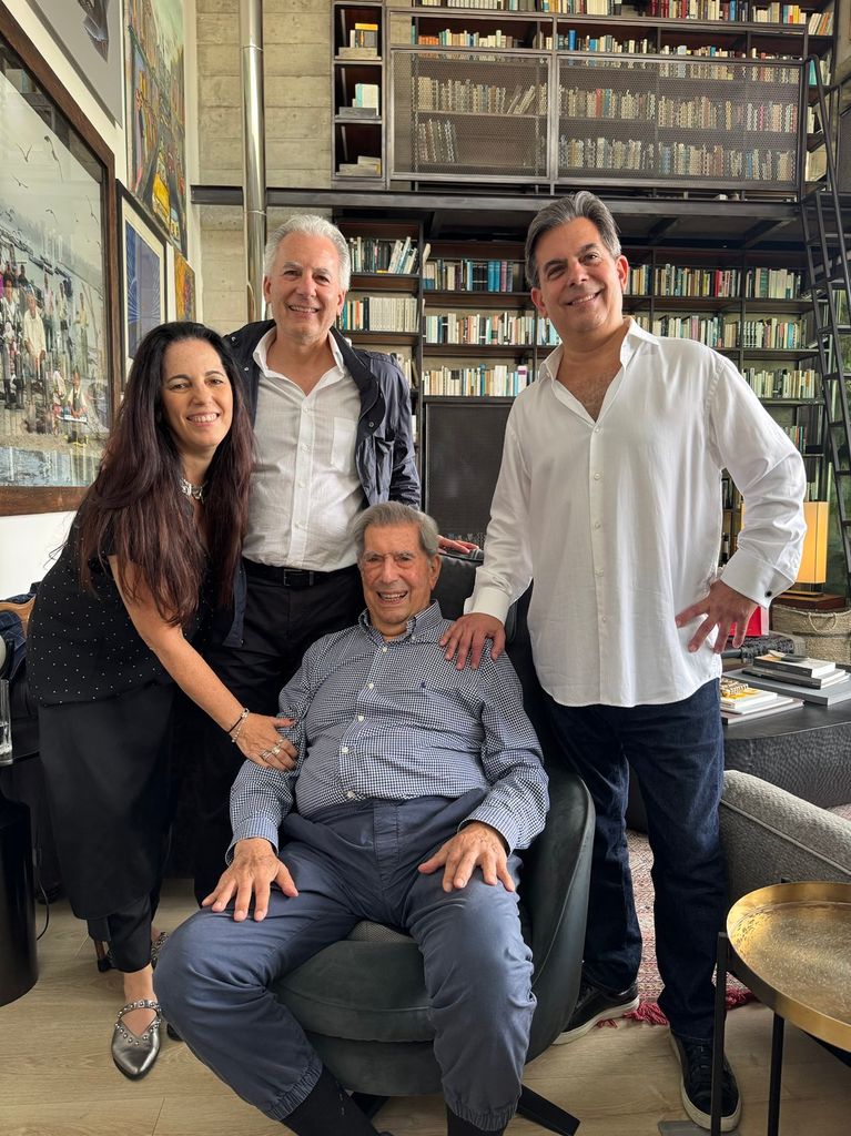 Mario Vargas Llosa y sus hijos, Morgana, Álvaro y Gonzalo