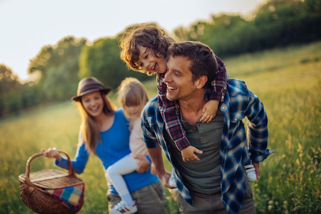 Familia de picnic en el campo