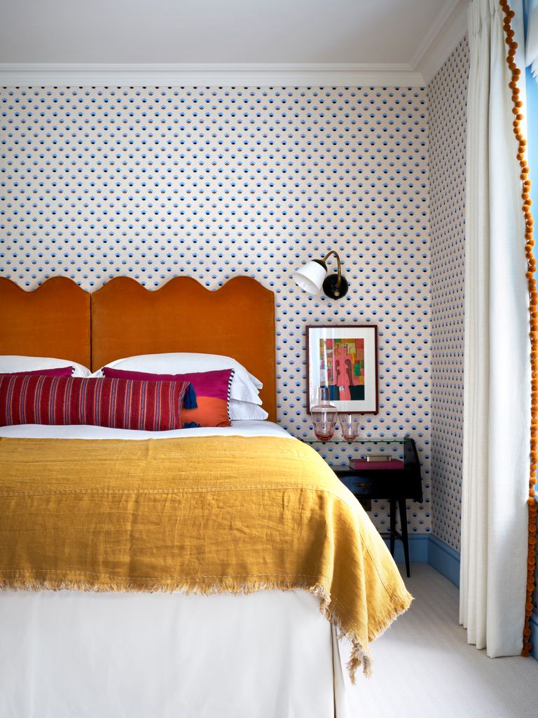 Dormitorio con papel pintado     
