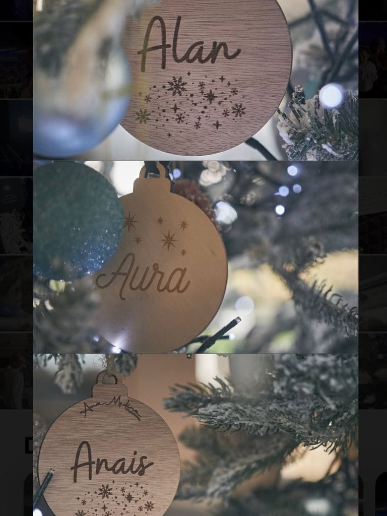 Los adornos navideños con los nombres de sus tres hijos