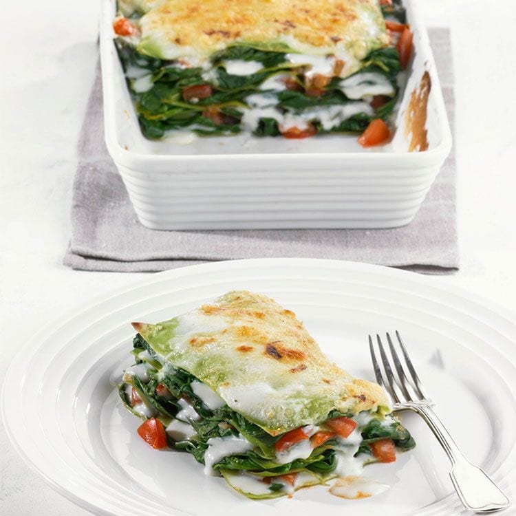Lasaña de espinacas y tomate con bechamel vegana