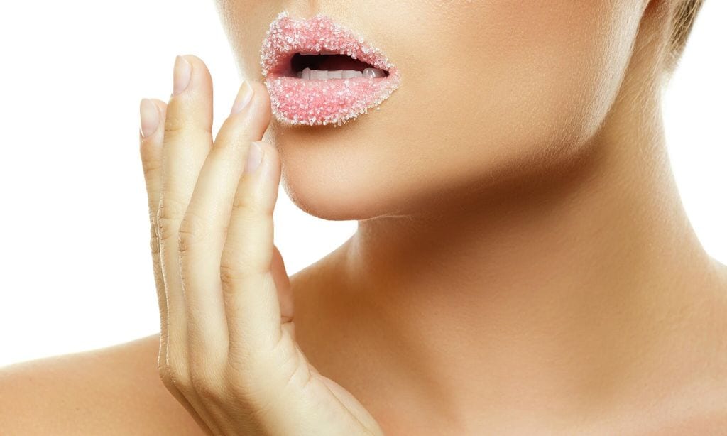 La piel de los labios también necesita exfoliación