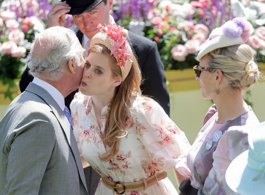 Rey Carlos III saludando a Beatriz de York en las carreras de Ascot 2022