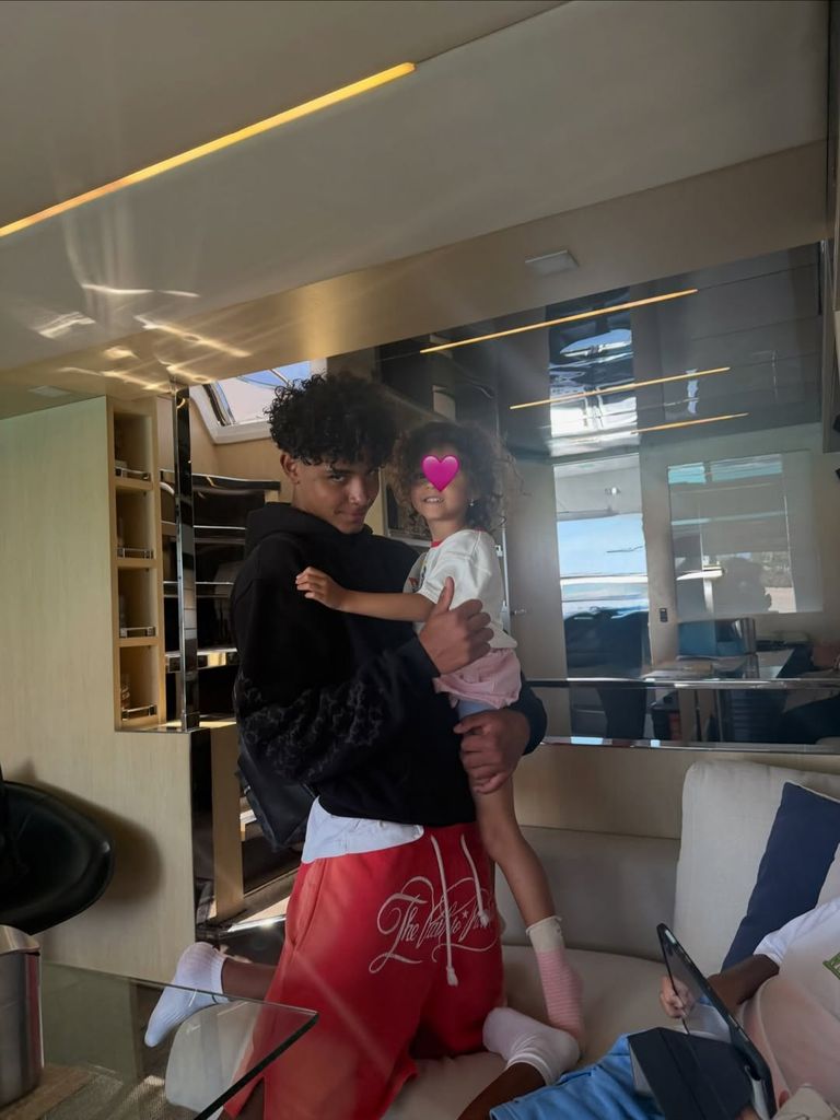 Cristiano Junior con su pequeña hermana Bella Esmeralda.