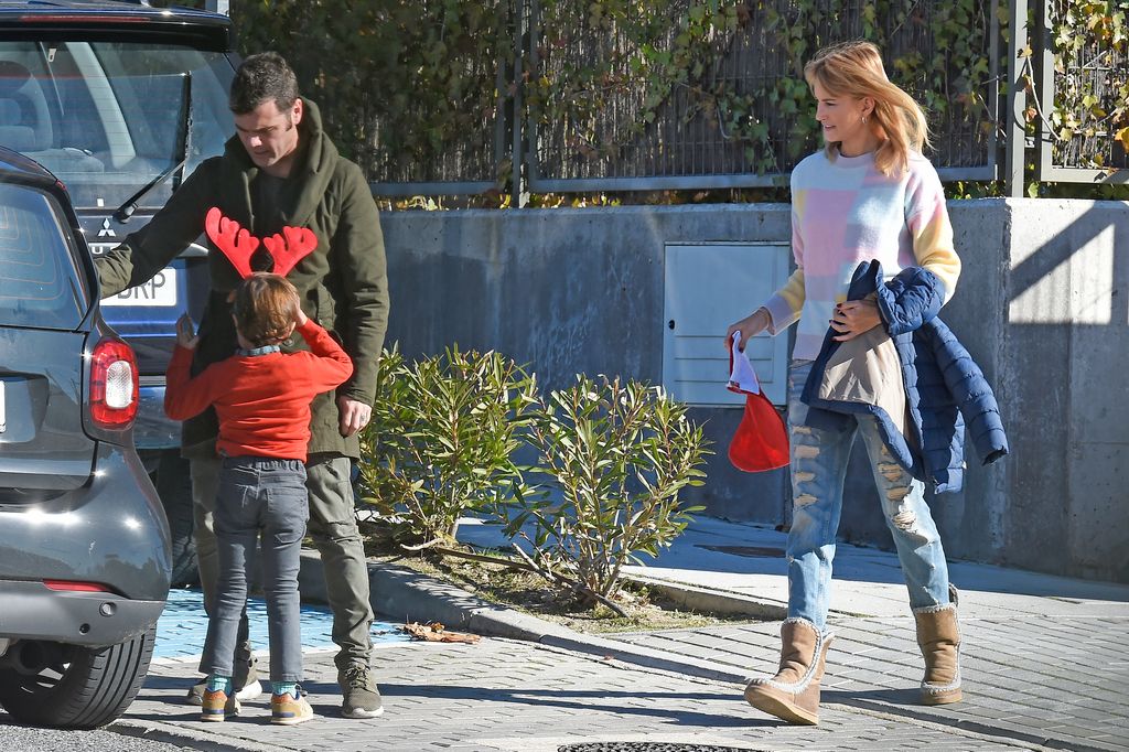 Plano entero de Fonsi Nieto y Alba Carrillo con su hijo Lucas en Madrid