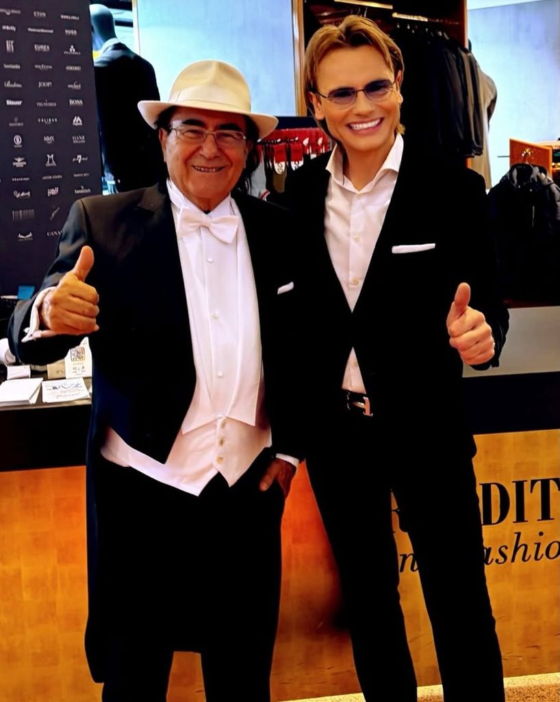 Al Bano posa con el frac que se ha comprado para esta noche asistir al gran Baile de la Ópera 2026