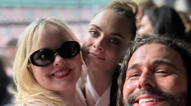 Cara Delevingne y Nicola Coughlanen el concierto de Taylor Swift 
