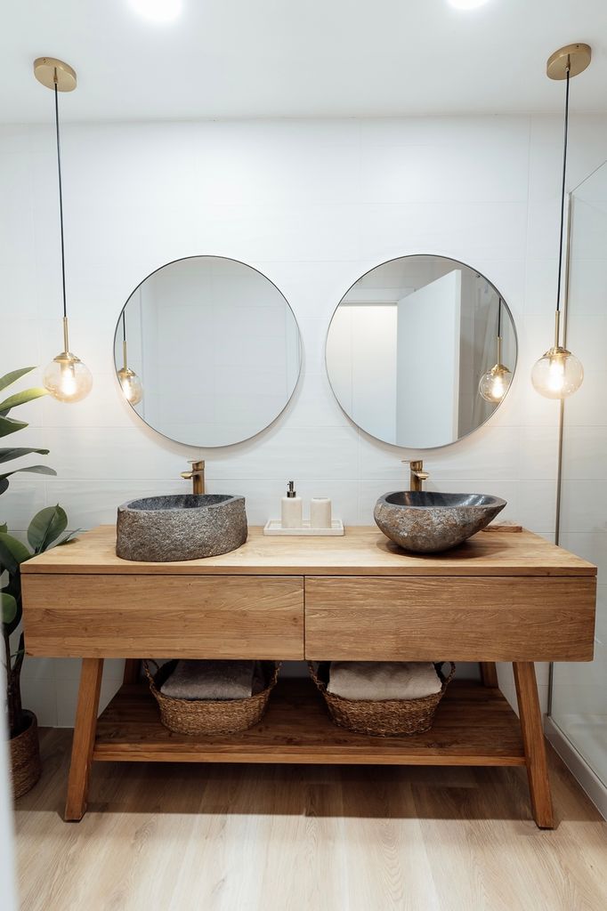El baño de la ‘suite’ de @Patriwhitehouse es un espacio elegante con doble lavabo de piedra