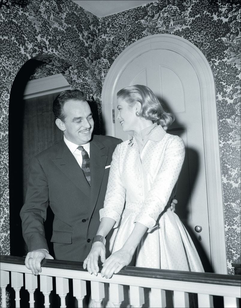 Rainero de Mónaco y Grace Kelly en la rueda de prensa que organizaron para anunciar su compromiso