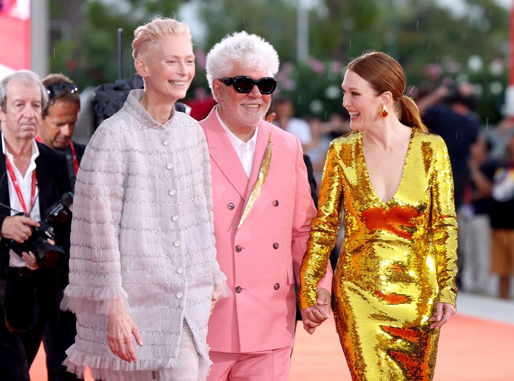 Tilda Swinton, Pedro Almodovar y Julianne Moore asisten al estreno de 'La habitación de al lado' en la 81ª edición del Festival de Venecia el 2 de septiembre de 2024 