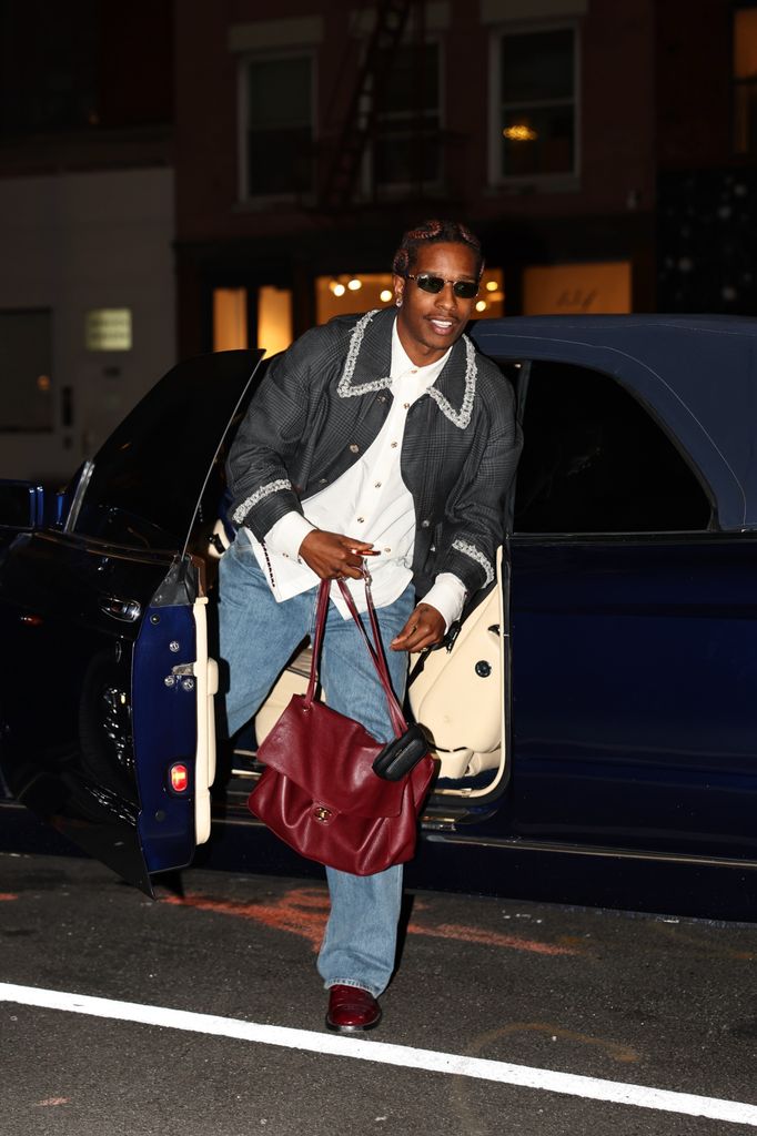 A$AP Rocky, uno de los nuevos embajadores de la maison, en Nueva York con el mismo bolso XL. 