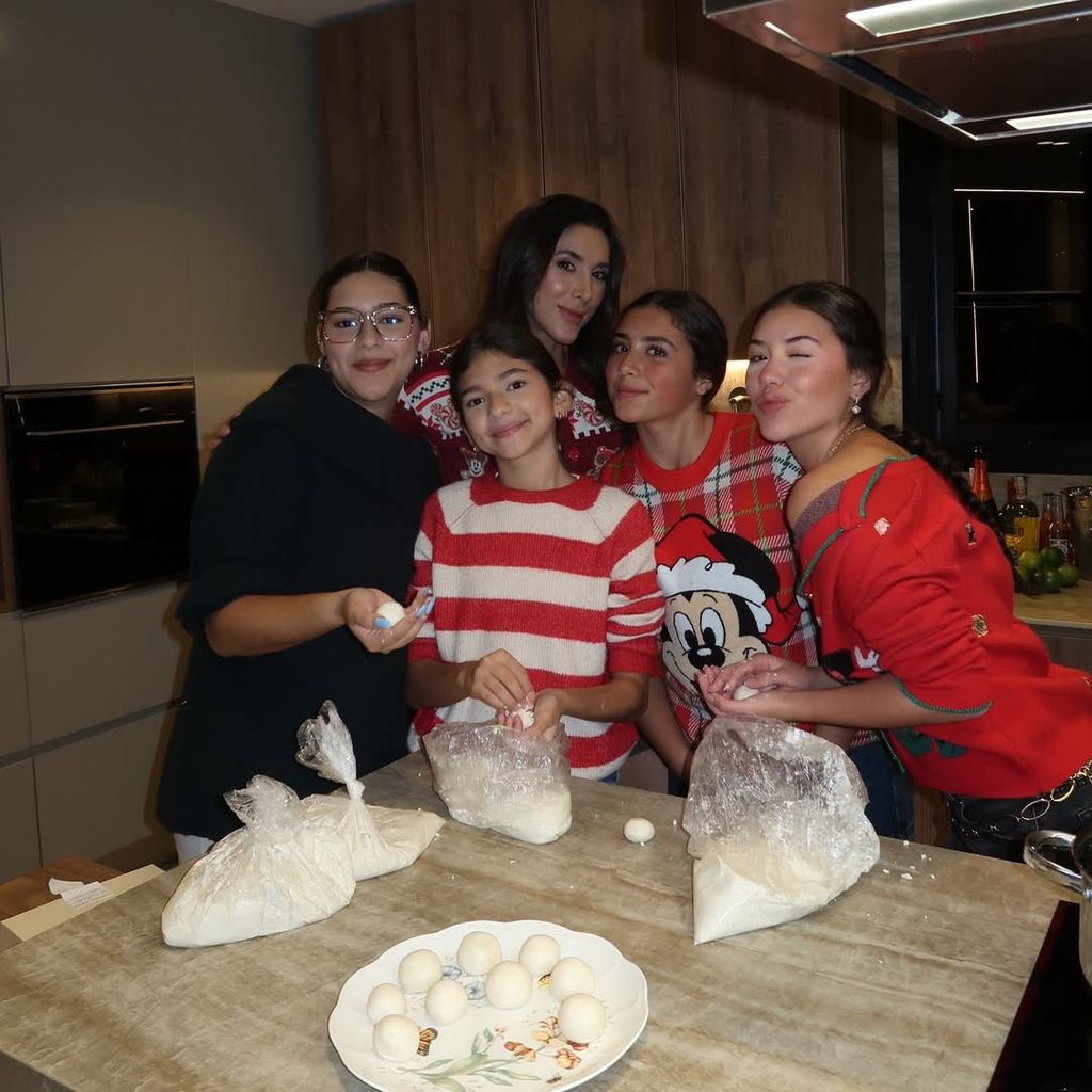 Daniela Ospina y sus seres queridos hicieron unos tradicionales buñuelos.