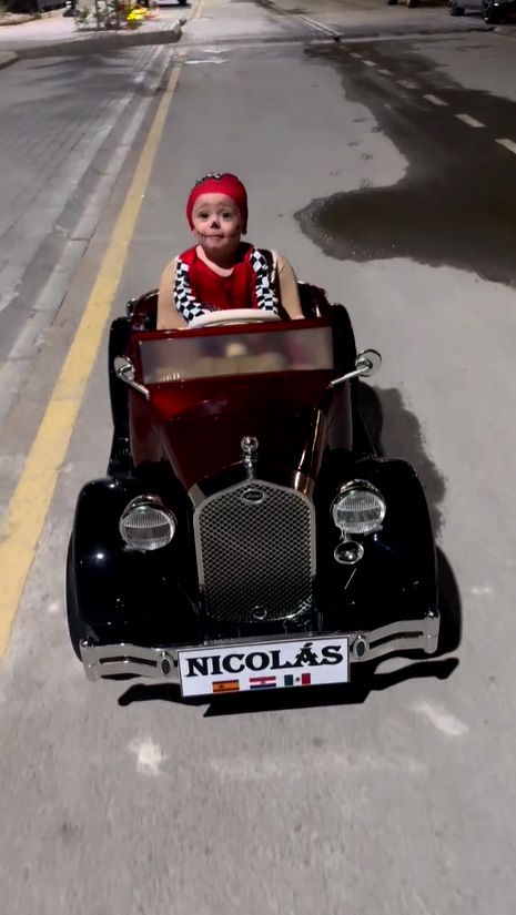 Plano medio del hijo de Fernando Hierro y Fani Stipkovic en su fiesta de cumpleaños con un coche