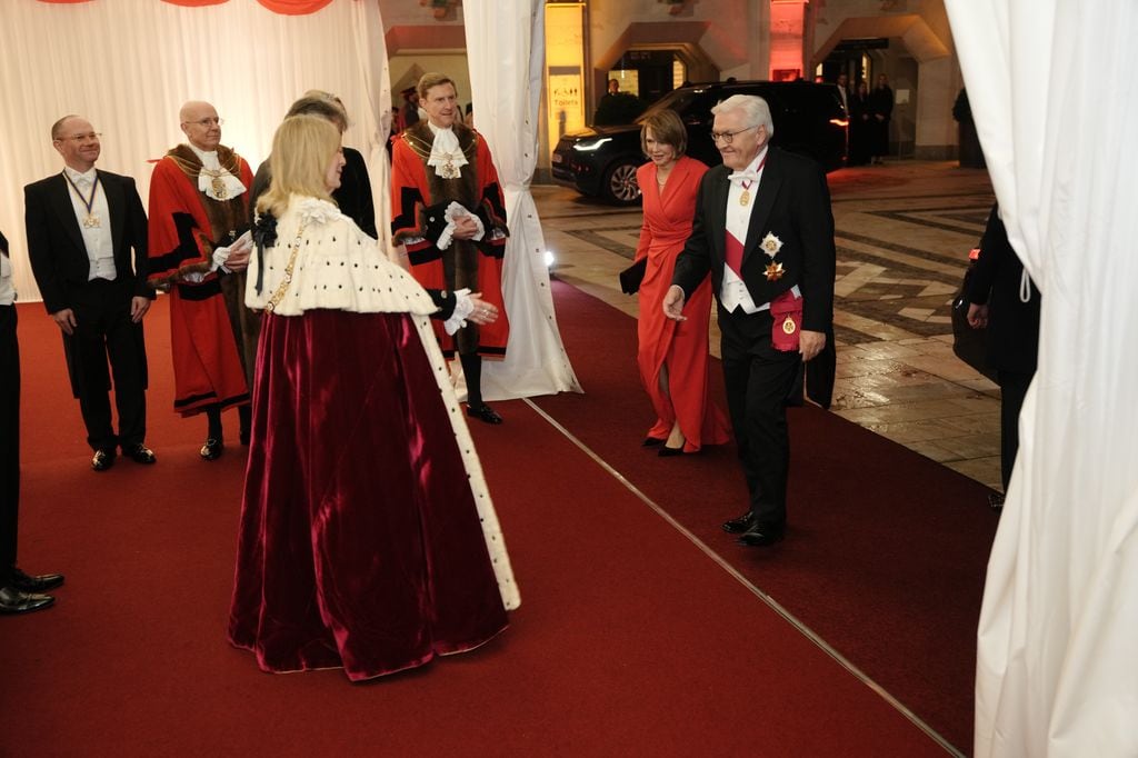 El presidente alemán Frank-Walter Steinmeier y su mujer Elke Budenbender en la segunda cena de gala en Londres