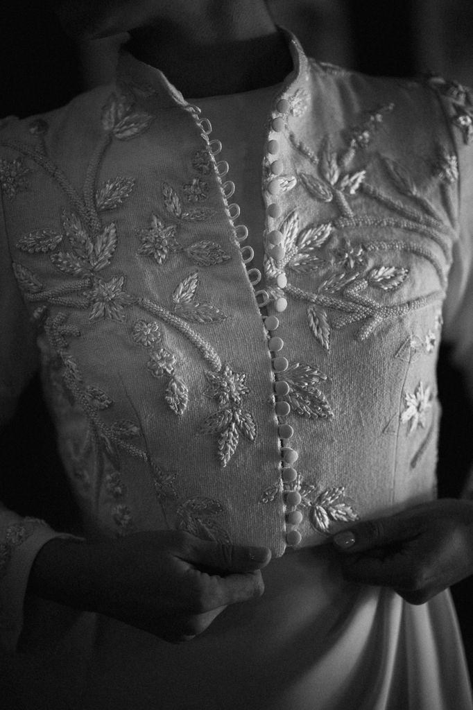 Bordado floral en torera para novia